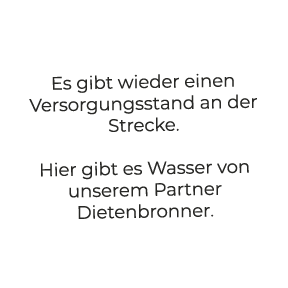 Es gibt wieder einen Versorgungsstand an der Strecke. Hier gibt es Wasser von unserem Partner Dietenbronner.