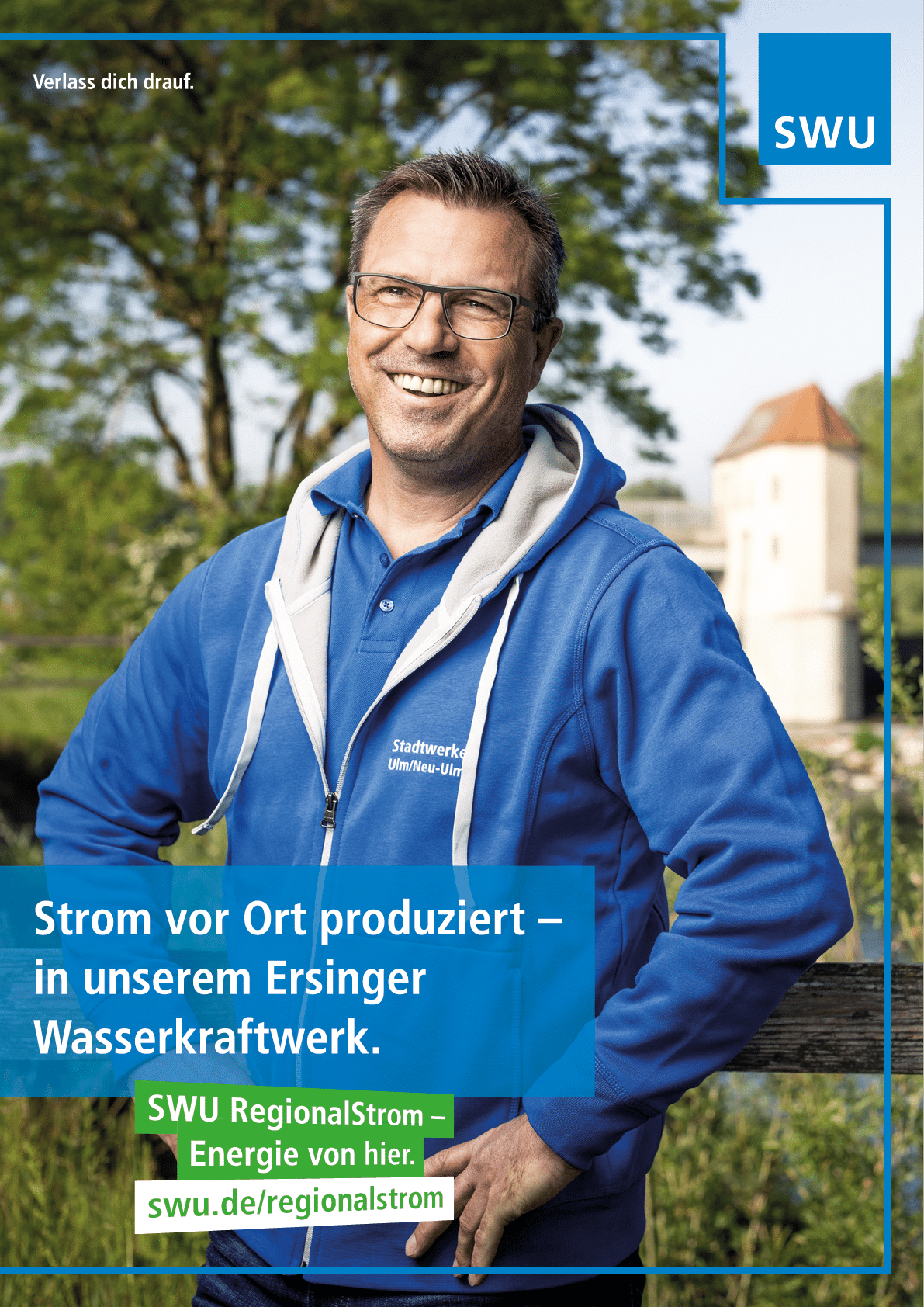 A man wearing a blue hoodie and glasses. Beschreibung von KI generiert