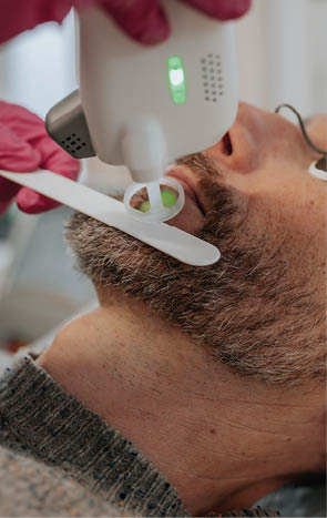 A man is getting his teeth cleaned. Beschreibung von KI generiert