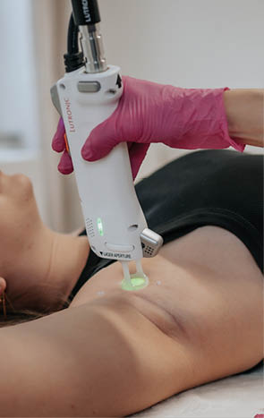 A woman is getting a treatment on her back. Beschreibung von KI generiert
