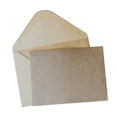A blank brown card is placed in front of an open beige envelope on a white background. Beschreibung von KI generiert