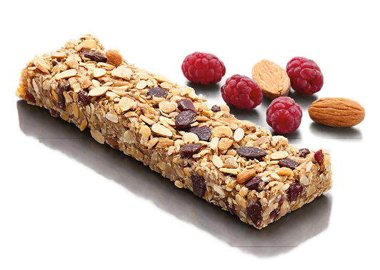 A granola bar with oats, chocolate chips, and nuts is placed next to several raspberries and almonds on a white background. Beschreibung von KI generiert