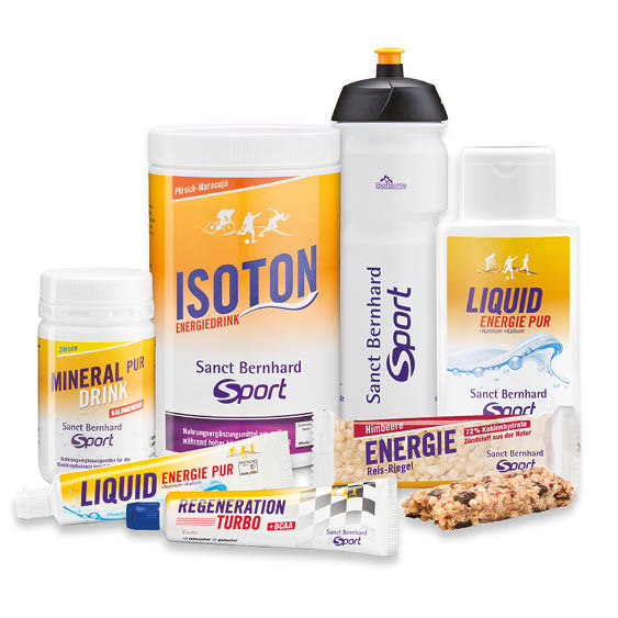 A collection of various sports nutrition products including energy drinks, liquid energy, a nutrition bar, and a regeneration gel, all branded with Sanct Bernhard Sport. Beschreibung von KI generiert