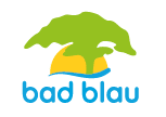 A stylized logo featuring a green tree with a yellow sun behind it and a blue wave below, accompanied by the text “bad blau" in blue lowercase letters. Beschreibung von KI generiert