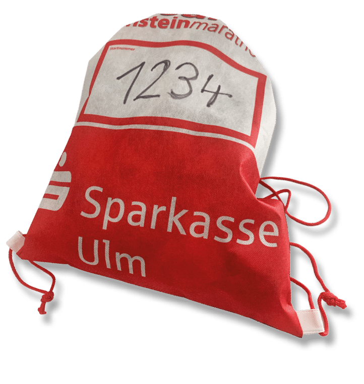 A red and white drawstring bag with the number 1234 written on a white patch and the words Sparkasse Ulm printed on it. Beschreibung von KI generiert