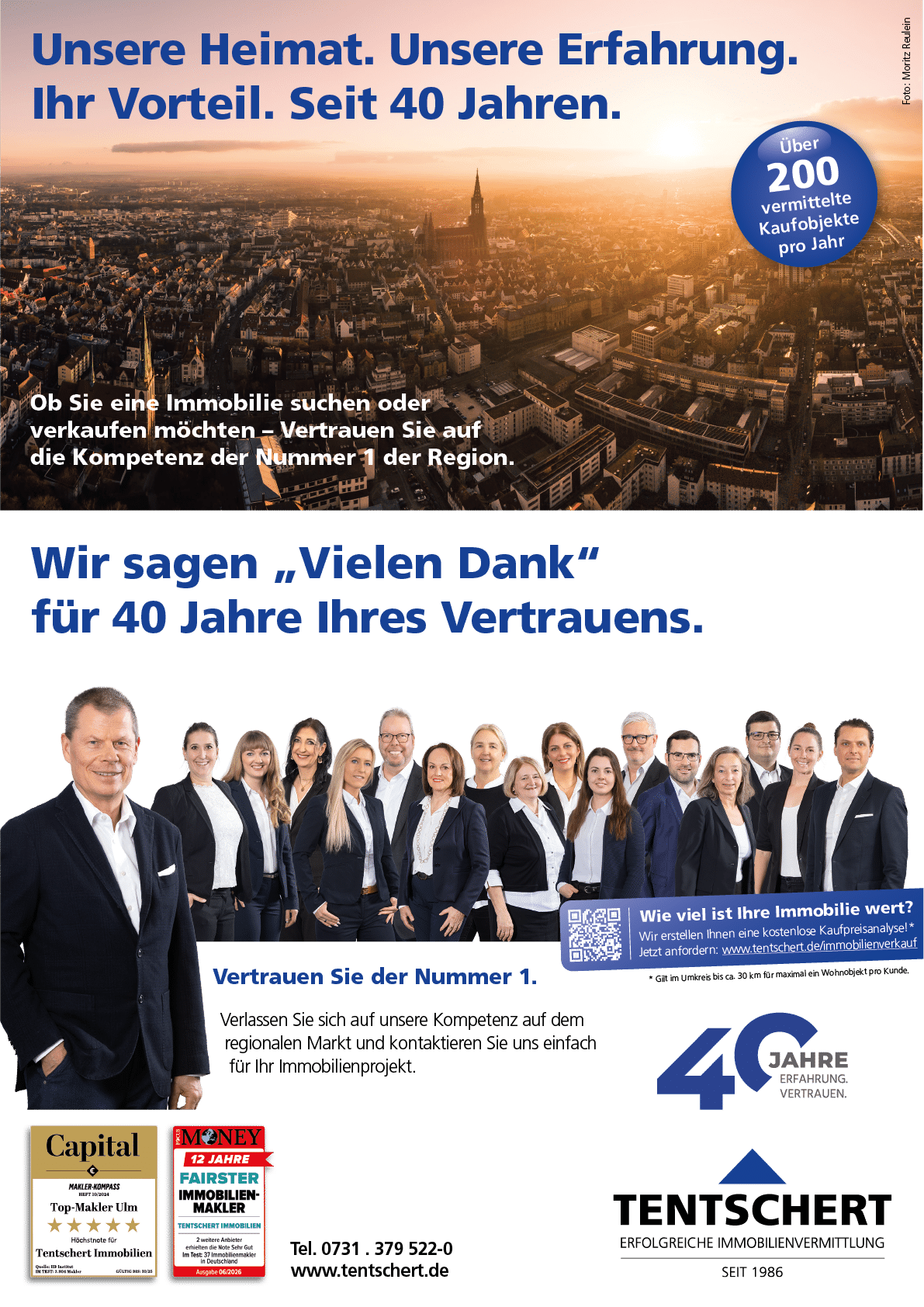 A professional group of adults dressed in business attire stands together below a cityscape at sunset with German text promoting 40 years of real estate expertise and trust. Beschreibung von KI generiert