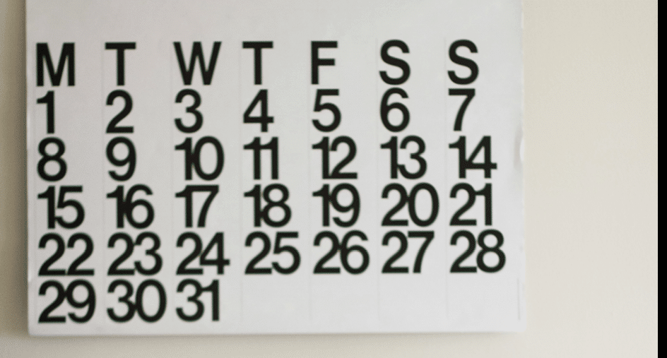 A calendar page showing a month with days numbered from 1 to 31 arranged under the weekdays Monday through Sunday. Beschreibung von KI generiert