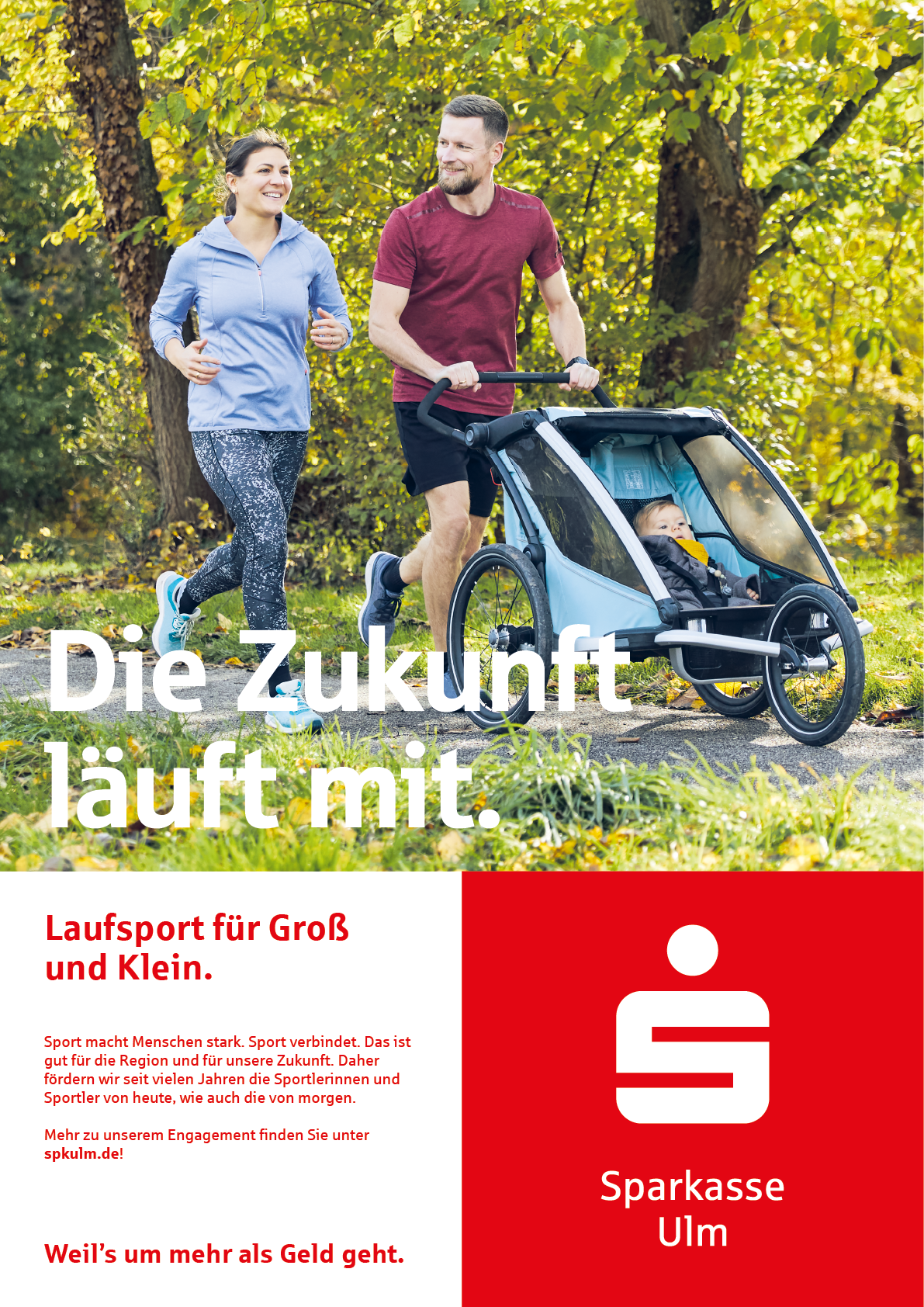 Two adults jogging outdoors on a trail with one pushing a child in a covered jogging stroller surrounded by trees and greenery. Beschreibung von KI generiert