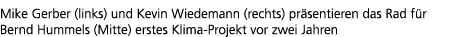 Mike Gerber (links) und Kevin Wiedemann (rechts) pr sentieren das Rad f r Bernd Hummels (Mitte) erstes Klima Projekt ...